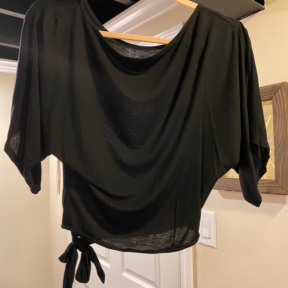Cute black bebe crop top with tie - Picture 4 of 4